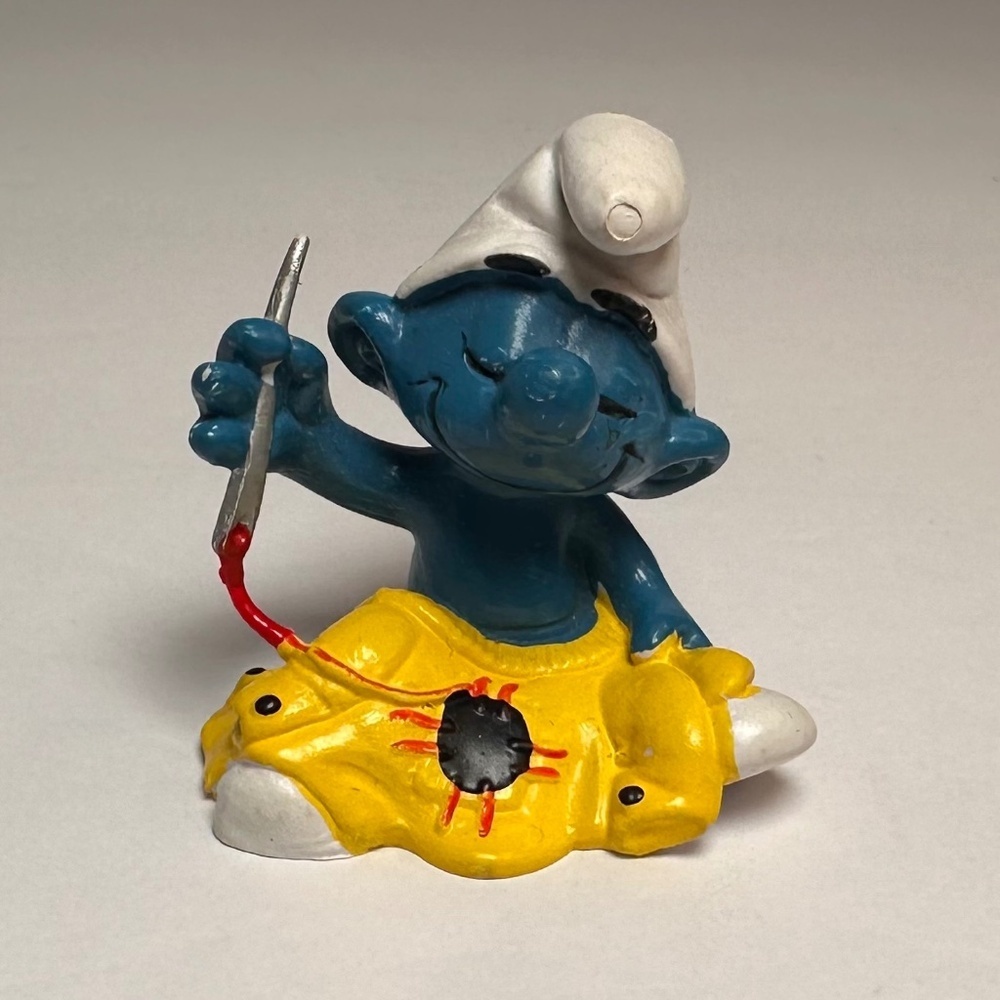 Vintage Sewing Smurf Figurine 1981 Schleich Peyo Portugal Smurfs Tailor - Picture 2 of 8